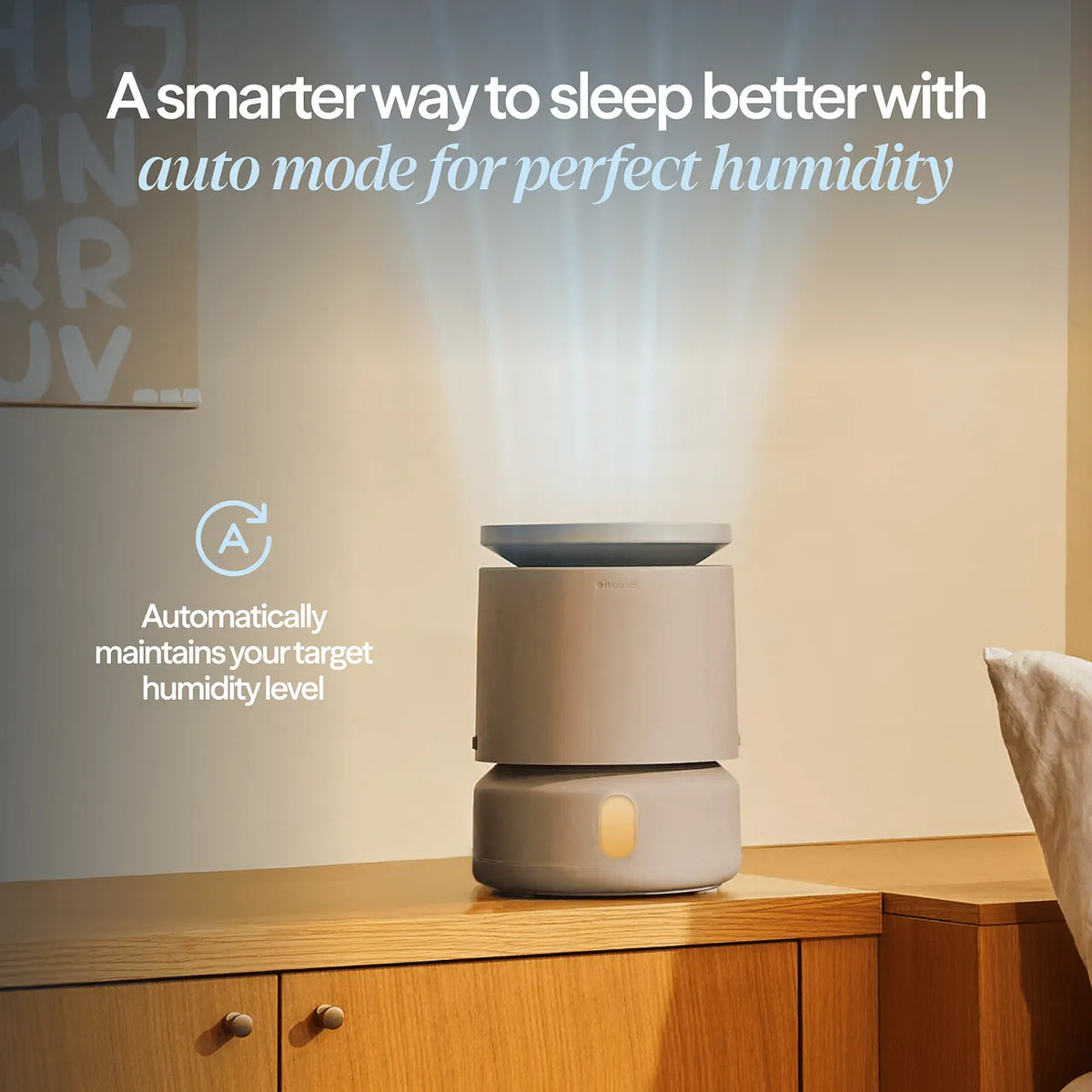 Blueair DreamWell H38i Luftbefeuchter auf Sideboard im Schlafzimmer mit Grafik zum Auto-Modus für Luftfeuchtigkeit