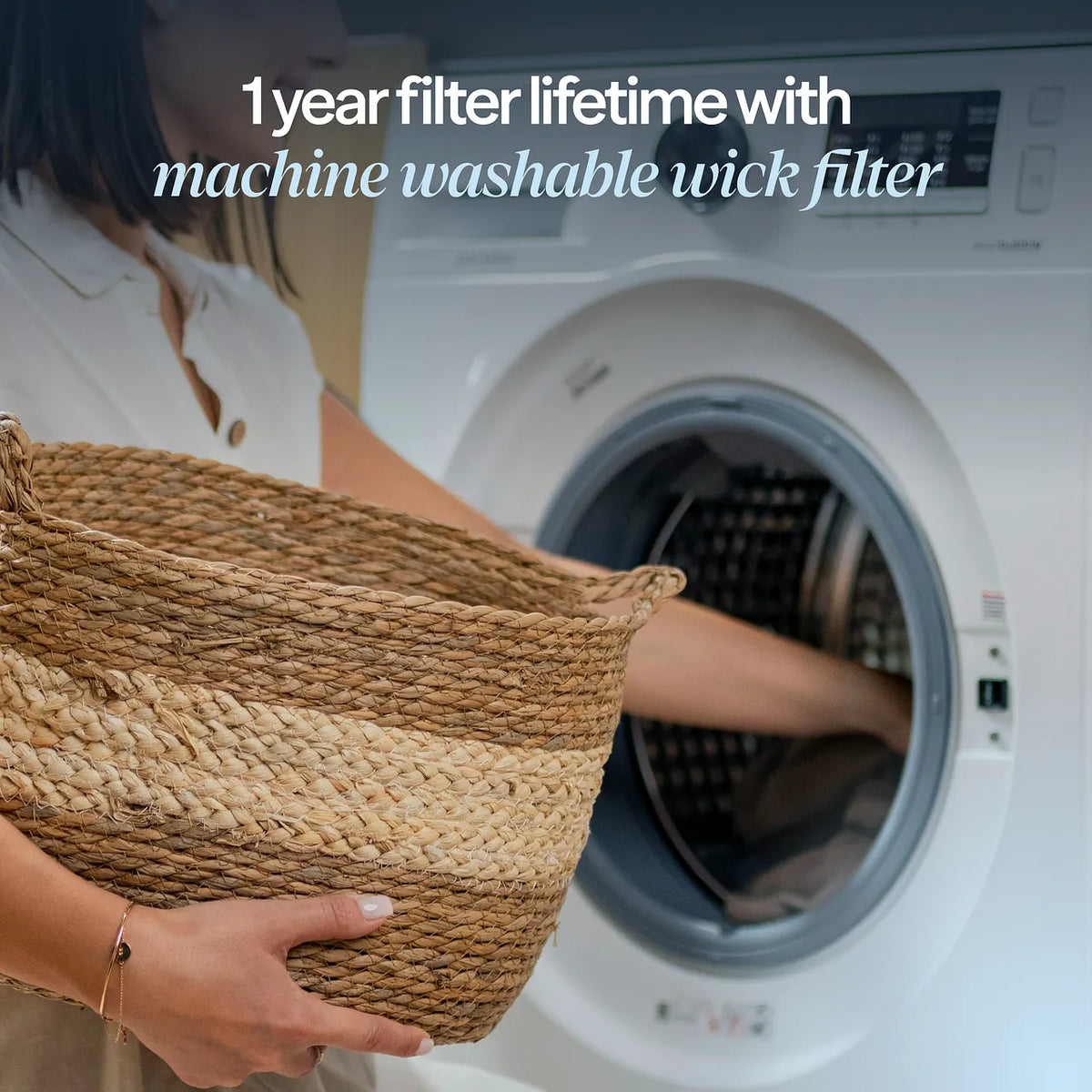 Frau mit Wäschekorb vor Waschmaschine, Grafik „1 year filter lifetime with machine washable wick filter“